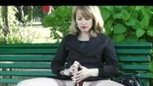 Elle exhibe sa chatte sur un banc public avec un gode