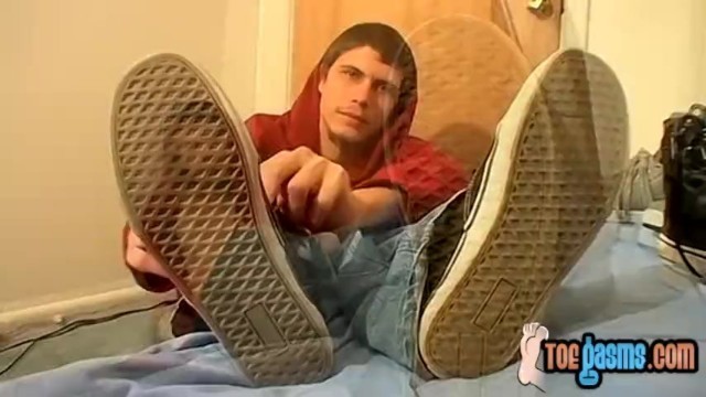 Naughty Bentley jacks off his cock and shows his feet solo Porn Videos